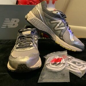 New Balance Women’s 860v2